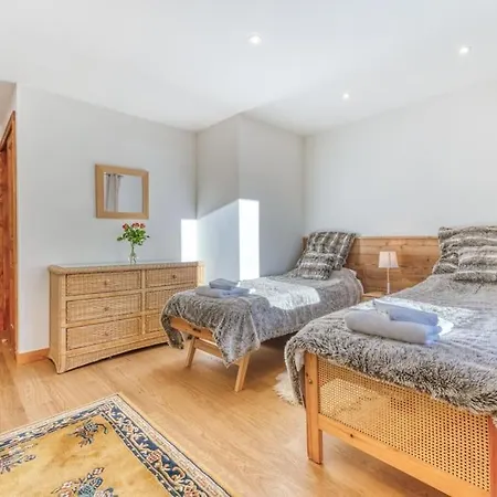 L'argoat - Warm And Cosy 6 Bedroom Chalet *